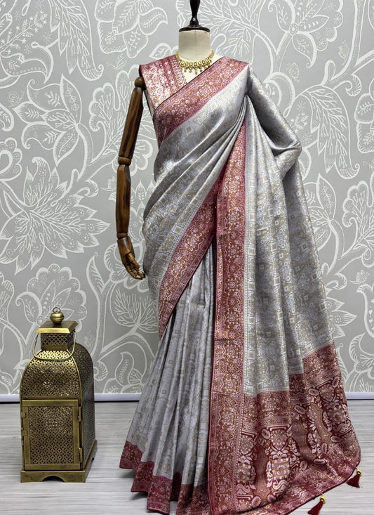 Smooth Jecquard silk weaving in different Zari silk Saree with blouse